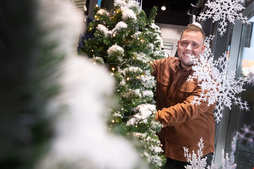 Med venners hjælp og en masse arbejdstimer har Mads Thorhauge sørget for, at der i hvert fald er ét sted i Danmark, hvor december får sne